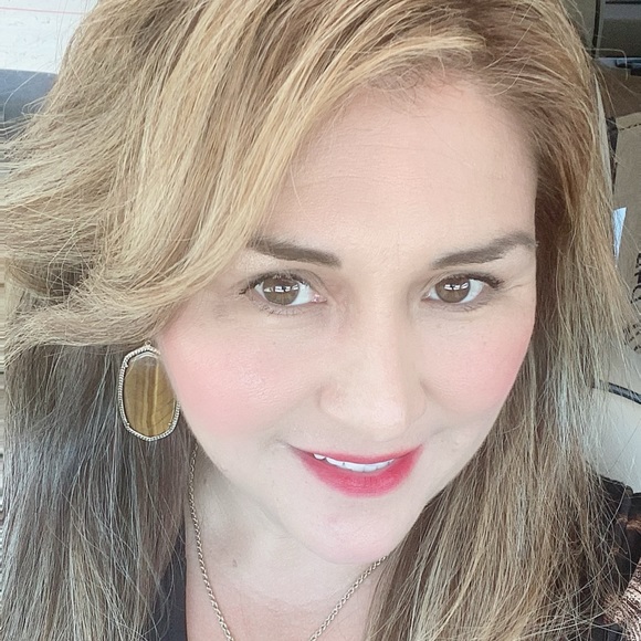 Meet your Posher, Edna - Picture 2 of 15